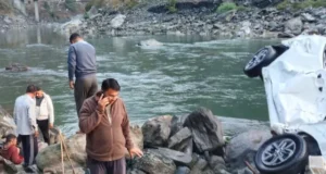 चंपावत के घाट पुल के पास कार 100 मीटर खाई में गिरी, दो युवक गंभीर घायल