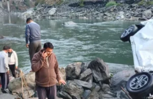 चंपावत के घाट पुल के पास कार 100 मीटर खाई में गिरी, दो युवक गंभीर घायल