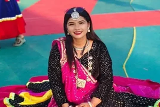 Uttarakhand: नानकमत्ता में हुआ सड़क हादसा, थारू जनजाति की लोक गायिका रिंकू राणा की मौत