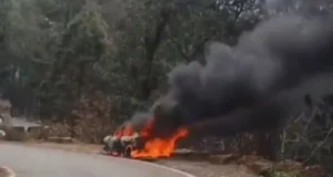 Nainital: कैंची धाम के पास सैलानियों की कार में लगी आग, वाहन जलकर खाक