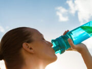 गला सूखना, सिरदर्द और चिड़चिड़ापन: शरीर में पानी की कमी के 6 बड़े संकेत 1