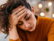 क्यों हर वक्त लो फील करती है आज की पीढ़ी? 1