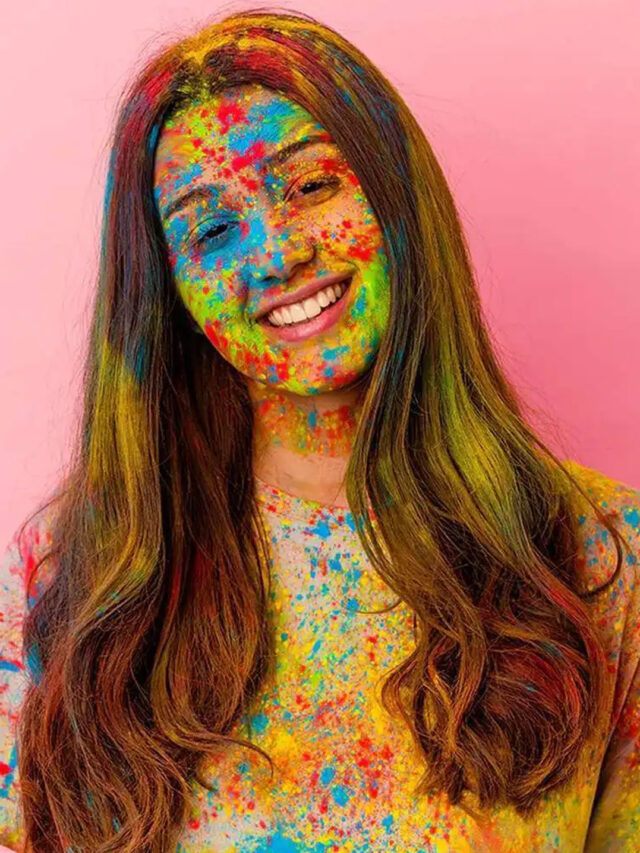 आंखों में जलन या स्किन पर खुजली? होली पर केमिकल वाले रंगों से बचने के लिए अपनाएं 7 टिप्स