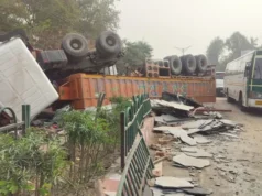 Uttarakhand: देहरादून के मोहब्बेवाला के पास मार्बल्स से भरा ट्रक पलटा, हाईवे पर यातायात बाधित