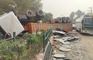 Uttarakhand: देहरादून के मोहब्बेवाला के पास मार्बल्स से भरा ट्रक पलटा, हाईवे पर यातायात बाधित