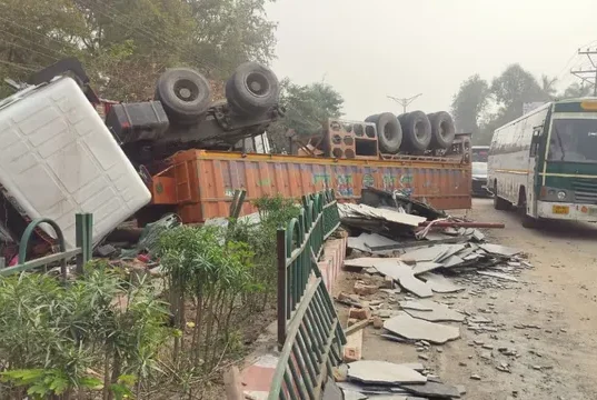 Uttarakhand: देहरादून के मोहब्बेवाला के पास मार्बल्स से भरा ट्रक पलटा, हाईवे पर यातायात बाधित