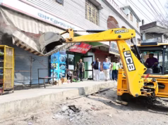 Haldwani: ऊंचापुल चौराहे में अवैध रूप से बनाए, दो भवनों के ध्वस्तीकरण की कार्रवाई शुरू