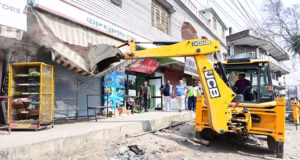 Haldwani: ऊंचापुल चौराहे में अवैध रूप से बनाए, दो भवनों के ध्वस्तीकरण की कार्रवाई शुरू