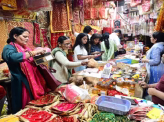 Haldwani: चैत्र नवरात्र, मैया के स्वागत के लिए सजे मंदिर, पूजा-पाठ की सामग्री खरीदने के लिए बाजार में लगी लोगों की भीड़