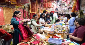 Haldwani: चैत्र नवरात्र, मैया के स्वागत के लिए सजे मंदिर, पूजा-पाठ की सामग्री खरीदने के लिए बाजार में लगी लोगों की भीड़