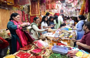 Haldwani: चैत्र नवरात्र, मैया के स्वागत के लिए सजे मंदिर, पूजा-पाठ की सामग्री खरीदने के लिए बाजार में लगी लोगों की भीड़