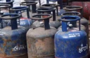 Haldwani: गैस सिलिंडरों की कालाबाजारी करते मिले इंडेन कर्मचारी, आयुक्त के आदेश पर तीन कर्मचारियों पर FIR दर्ज