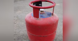 किचन में धमाका: रोटी बनाते वक्त सिलिंडर फटा, दीवार गिरी, मां-बेटे समेत तीन घायल