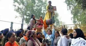 Uttarakhand: उत्तराखंड में महिला कांग्रेस का महंगाई पर हल्ला बोल, सिर पर सिलेंडर उठाकर किया प्रदर्शन