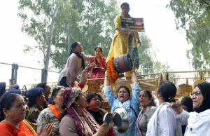 Uttarakhand: उत्तराखंड में महिला कांग्रेस का महंगाई पर हल्ला बोल, सिर पर सिलेंडर उठाकर किया प्रदर्शन