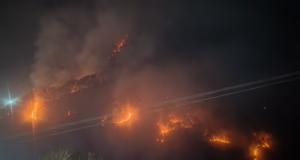 Chamoli : अस्त्र-शस्त्र रखने के भंडार और सीआईएसएफ ऑफिस तक पहुंची जंगल की आग, अब संरक्षित वन क्षेत्र की ओर फैली