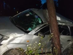 Uttarakhand: अल्मोड़ा के सल्ट में बेकाबू कार खाई की ओर पलटी, एक पेड़ से बची तीन लोगों की जान