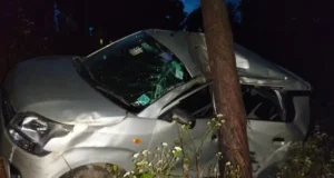 Uttarakhand: अल्मोड़ा के सल्ट में बेकाबू कार खाई की ओर पलटी, एक पेड़ से बची तीन लोगों की जान