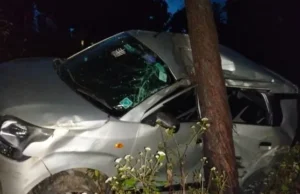 Uttarakhand: अल्मोड़ा के सल्ट में बेकाबू कार खाई की ओर पलटी, एक पेड़ से बची तीन लोगों की जान