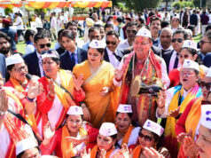 Holi 2026: लोक गीतों की धुनों पर सीएम आवास में बरसा अबीर-गुलाल, होल्यारों की टोली ने जमाया रंग