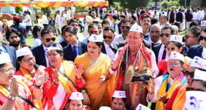 Holi 2026: लोक गीतों की धुनों पर सीएम आवास में बरसा अबीर-गुलाल, होल्यारों की टोली ने जमाया रंग