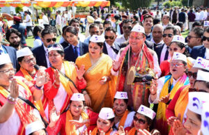 Holi 2026: लोक गीतों की धुनों पर सीएम आवास में बरसा अबीर-गुलाल, होल्यारों की टोली ने जमाया रंग