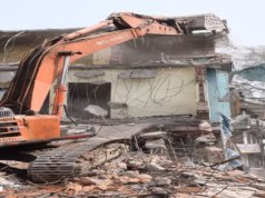 Haldwani: दो अवैध भवन ध्वस्त किए, अतिक्रमणकारियों की ओर से स्वयं निर्माण नहीं हटाने पर की गई कार्रवाई