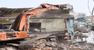 Haldwani: दो अवैध भवन ध्वस्त किए, अतिक्रमणकारियों की ओर से स्वयं निर्माण नहीं हटाने पर की गई कार्रवाई