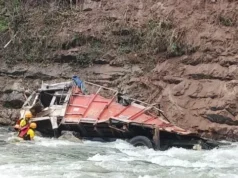 दिल्ली-यमुनोत्री राजमार्ग पर दो ट्रक यमुना नदी में गिरे, चालक समेत 3 को बचाया, 1 हेल्पर लापता