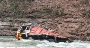 दिल्ली-यमुनोत्री राजमार्ग पर दो ट्रक यमुना नदी में गिरे, चालक समेत 3 को बचाया, 1 हेल्पर लापता