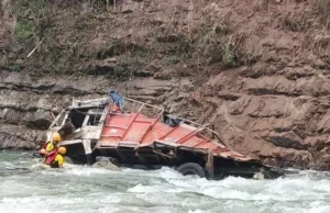 दिल्ली-यमुनोत्री राजमार्ग पर दो ट्रक यमुना नदी में गिरे, चालक समेत 3 को बचाया, 1 हेल्पर लापता
