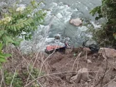 टिहरी में हादसा: यमुना नदी में गिरा ट्रक, चालक घायल, परिचालक लापता