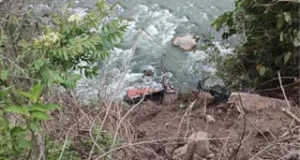 टिहरी में हादसा: यमुना नदी में गिरा ट्रक, चालक घायल, परिचालक लापता