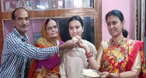 Uk Board: बेटियों का रहा दबदबा, इस बार टॉपर बनने की खुशी में दादा के हाथों मुंह मीठा नहीं करा सकी गीतिका