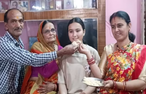 Uk Board: बेटियों का रहा दबदबा, इस बार टॉपर बनने की खुशी में दादा के हाथों मुंह मीठा नहीं करा सकी गीतिका