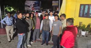 Bhimtal: गोवंश से भरा ट्रक पकड़ा, ग्रामीण और भाजपा नेताओं ने किया हंगामा; तीन हिरासत में