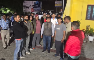 Bhimtal: गोवंश से भरा ट्रक पकड़ा, ग्रामीण और भाजपा नेताओं ने किया हंगामा; तीन हिरासत में