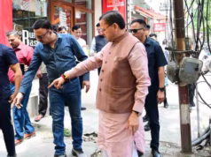 Uttarakhand: जन शिकायत की पड़ताल करने मौके पर पहुंचे सीएम, वीडियो कॉल पर लिए अधिकारी, दिखाई जमीनी हकीकत