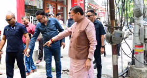 Uttarakhand: जन शिकायत की पड़ताल करने मौके पर पहुंचे सीएम, वीडियो कॉल पर लिए अधिकारी, दिखाई जमीनी हकीकत