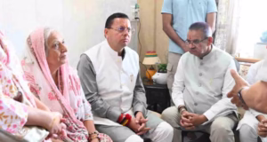 Dehradun: सेवानिवृत्त ब्रिगेडियर मुकेश जोशी के घर पहुंचकर सीएम धामी ने दी श्रद्धांजलि, गोलीकांड में हुई थी मौत