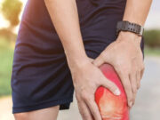 घुटनों के दर्द से राहत के 7 आसान तरीके, बिना दवा भी मिलेगा आराम 1