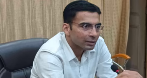 Dehradun: डीएम के खिलाफ वकीलों ने खोला मोर्चा, बोले- स्थानांतरण नहीं होने तक सभी न्यायिक कार्य रहेंगे बंद