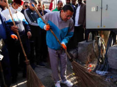 Uttarakhand: मुख्यमंत्री धामी ने लगाया झाड़ू, मंत्री-विधायकों से साथ मिलकर बल्लूपुर चौक पर चलाया स्वच्छता अभियान