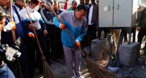 Uttarakhand: मुख्यमंत्री धामी ने लगाया झाड़ू, मंत्री-विधायकों से साथ मिलकर बल्लूपुर चौक पर चलाया स्वच्छता अभियान