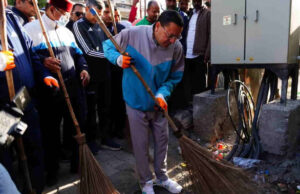 Uttarakhand: मुख्यमंत्री धामी ने लगाया झाड़ू, मंत्री-विधायकों से साथ मिलकर बल्लूपुर चौक पर चलाया स्वच्छता अभियान