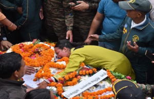 Pithoragarh: सिक्किम से पहुंचा शहीद का पार्थिव शरीर, सैन्य सम्मान के साथ हुई अंतेष्टि