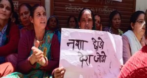 Uk: मंगोली में शराब की दुकान के खिलाफ आंदोलन तेज, तीसरे दिन भी महिलाओं का धरना, कुमाऊं आयक्त को सौंपा ज्ञापन