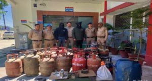 Ramnagar: खताड़ी में गैस की कालाबाजारी का भंडाफोड़, दो भाई गिरफ्तार, 34 सिलिंडर जब्त