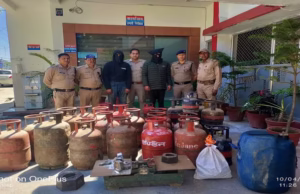 Ramnagar: खताड़ी में गैस की कालाबाजारी का भंडाफोड़, दो भाई गिरफ्तार, 34 सिलिंडर जब्त