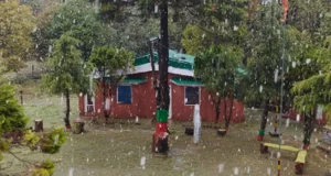 Uttarakhand: अल्मोड़ा में भरतकोट के साथ पांडवखोली की चोटी पर सीजन का तीसरा हिमपात, बढ़ी ठंड